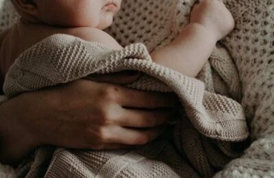 Bebê de 3 meses morre depois de se engasgar com leite enquanto dormia.