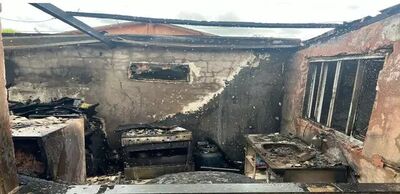 Cozinha da casa foi totalmente destruída pelas chamas.