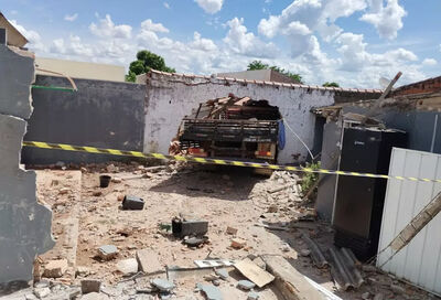  Veículo destruiu muro de residência em Coxim 