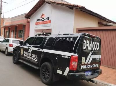 Em Coxim, policiais fazem buscas na Pro-i90 Construções.