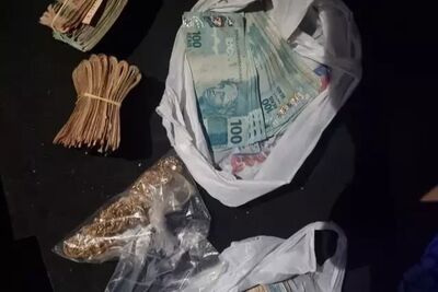 Dinheiro e peças douradas localizadas pela polícia com criminosos.