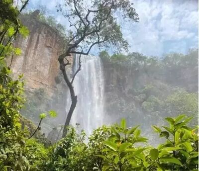 Cachoeira tem 80 metros de altura e é atração turística; moradores temiam perda do véu de noiva com represamento para hidrelétrica.