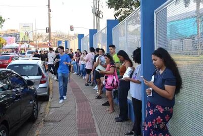 Candidatos aguardam do lado de fora da Uniderp, na Capital, após terminarem prova do Enem 2023. 