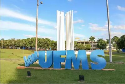 Monumento e fachada da UFMS. 