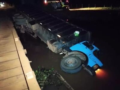 Caminhão em rio.