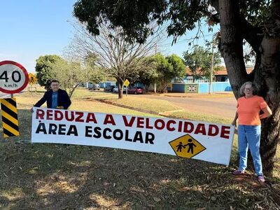 Faixa doada por pai de um aluno ajuda a alertar motoristas. 