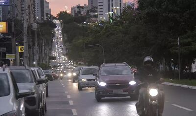 Fluxo de veículos na Avenida Afonso Pena, em Campo Grande.