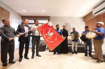 Até o governador Eduardo Riedel (PSDB) recebeu a bandeira do Divino nesta segunda (3). 