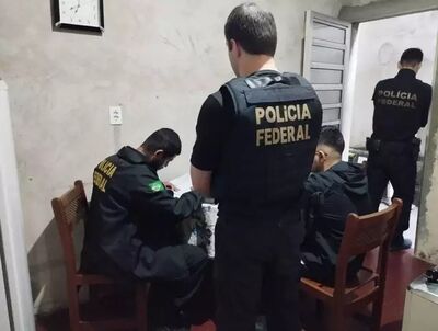 Policiais federais durante buscas em endereço de falsa agência de modelos. 