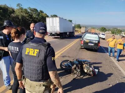 Policais e peritos no local onde ocorreu o acidente fatal. 