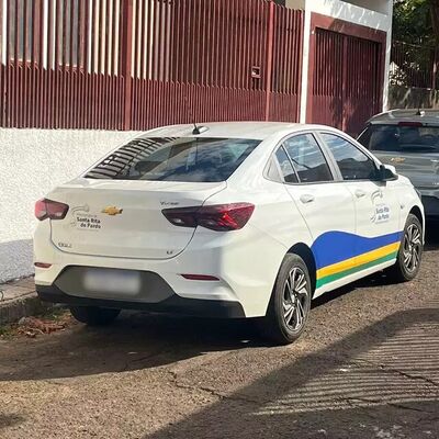 Carro oficial da Prefeitura de Ribas do Rio Pardo que estava estacionado em frente a casa de prostituição.