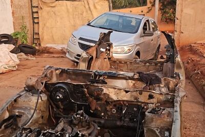 Carro 'depenado' no São Jorge da Lagoa. 