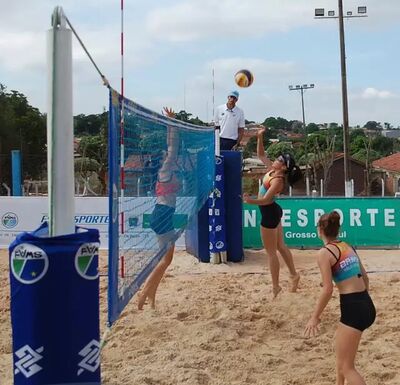 Partida de Vôlei de Praia feminina em Mato Grosso do Sul.