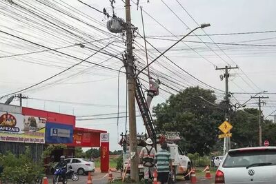 Equipe da Energisa encontra-se em local para solucionar a queda de energia.