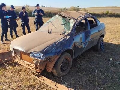 Veículo conduzido pela vítima ficou destruído após capotagem. 