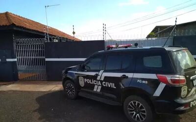 Viatura da Polícia Civil chegando com preso em delegacia. 