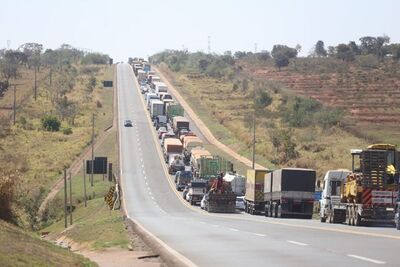 Rotas alternativas poderiam evitar que motoristas perdessem cerca de 3 horas na fila que nesta quarta-feira passava dos 20 km.