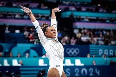 Rebeca Andrade, maior medalhista do Brasil em Jogos Olímpicos, se apresentando em Paris 