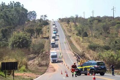 Trânsito na BR-163 após liberação parcial de pista. 