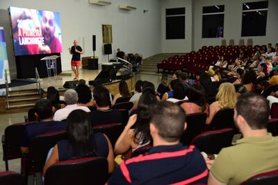 De forma descontraída, Thiago Careca expôs ao público a trajetória que traçou no mundo do empreendedorismo e trouxe dicas para a inovação nos negócios.