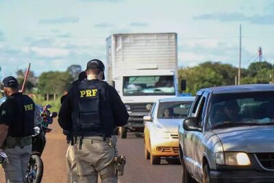 Policiais rodoviários federais durante fiscalização em estrada de MS. 