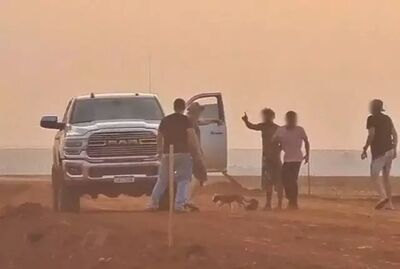 Suspeitos sendo contidos até a chegada da polícia.