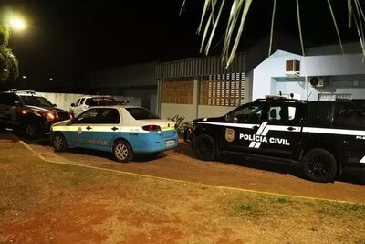 Equipes policiais na unidade de saúde, em Chapadão do Sul.