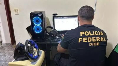 Policial federal fazendo buscas no computador do garoto.