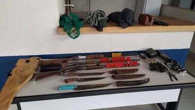 Armas e equipamentos de caça apreendidos.