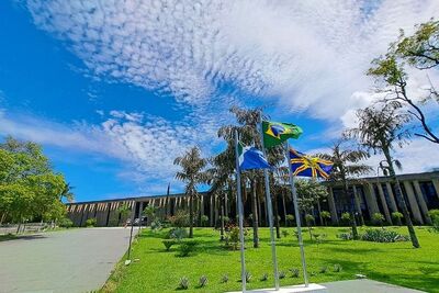 Rampa que dá acesso à Assembleia Legislativa de Mato Grosso do Sul.