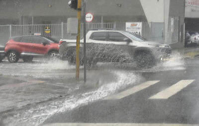 Chuva com espuma branca 