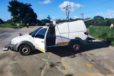 Carro da engenheira civil de Campo Grande com antena da Starlink que ela alega não funcionar.