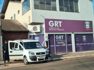 Policiais do Gaeco na antiga sede da gerência de Tributos e Receitas de Coxim.