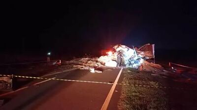 Carreta de vítima ficou completamente destruída com o impacto da batida.