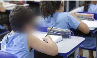 Alunos estudando em sala de aula de escola municipal em Campo Grande 