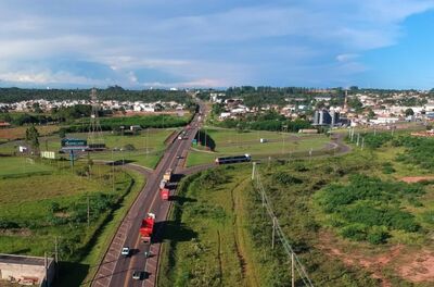 Rodovia BR-163 é a principal estrada de MS, cortando de norte à sul. Na foto, trecho do entroncamento com a BR-262.