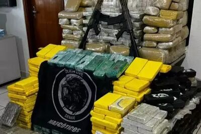 Tabletes de maconha e cocaína e fuzis apreendidos foram levados para a Denar.