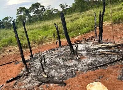 Casa ficou completamente destruída após o incêndio.