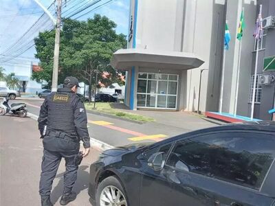 Gaeco em frente à Prefeitura de Coxim durante operação deflagrada nesta manhã.