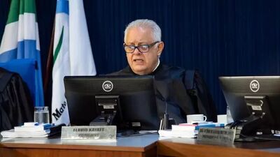 Conselheiro Flávio Kayatt durante sessão do Tribunal de Contas de MS.