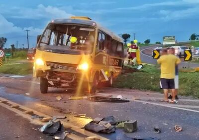 Micro-ônibus destruído após acidente na BR-163.