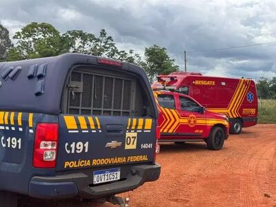 PRF e Militares do Corpo de Bombeiros no local onde o caso aconteceu.