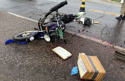 Moto destruída após acidente em rodovia.