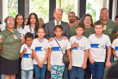 Deputado Junior Mochi com os alunos e professores da Escola Municipal Antônio Torquato da Silva Polo/Extensão Fazenda Lambari.