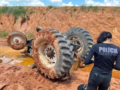 Perita criminal no local onde o acidente aconteceu.