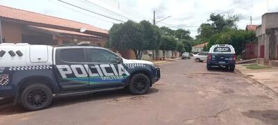 Viaturas da Polícia Militar em frente à casa de Marcos nesta quinta-feira.