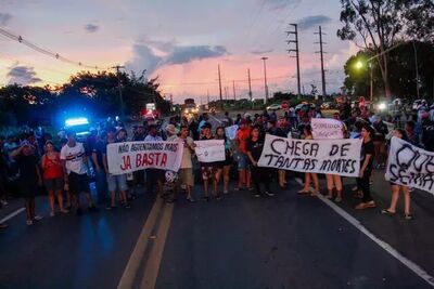 Manifestantes segurando cartazes e pedindo segurança na BR-163.