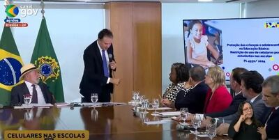 Ministro Camilo Santana apresenta dados sobre o uso de celulares na infância ao presidente Lula e demais autoridades.