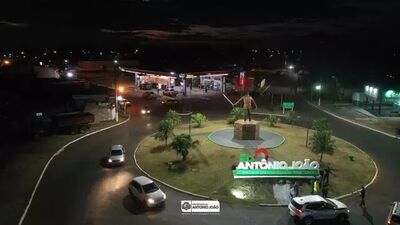 Vista aérea da cidade de Antônio João durante a noite.