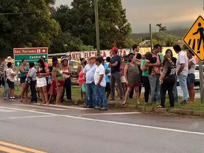 Moradores fazem manifestação em canteiro central da BR-163, trecho urbano de Rio Verde.